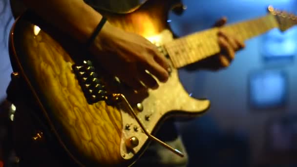 Nahaufnahme Eines Mannes Der Bei Einem Konzert Gitarre Spielt — Stockvideo