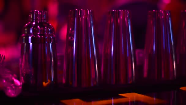 Shaker Lunettes Debout Dans Une Rangée Dans Club — Video