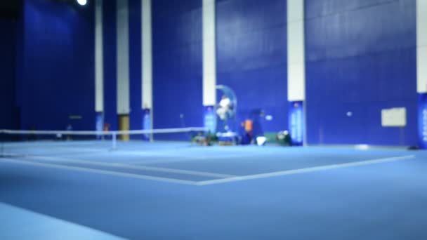 Размытые Видеокадры Женщинами Играющими Теннис Голубом Крытом Корте — стоковое видео