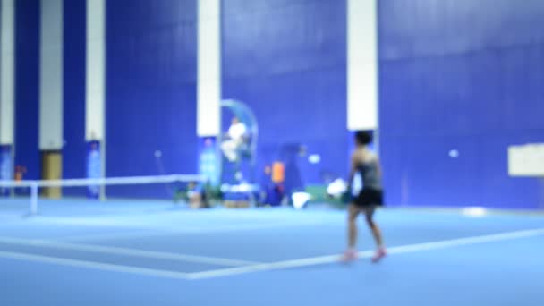 女性在蓝色室内场地打网球的视频镜头模糊不清 — 图库视频影像