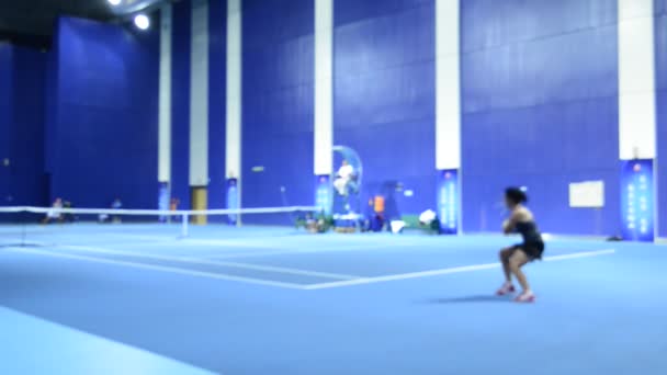 Vídeo Desfocado Mulheres Jogando Tênis Quadra Interna Azul — Vídeo de Stock