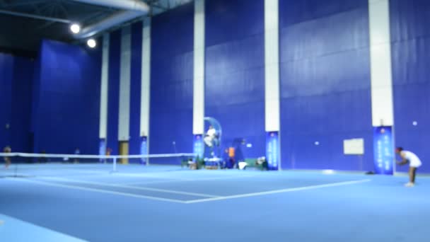Mavi Sahada Tenis Oynayan Kadınların Bulanık Video Görüntüleri — Stok video