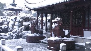 Karla kaplı antik heykeller kışın sakin bir tapınak avlusunun huzurlu atmosferini geliştirir.