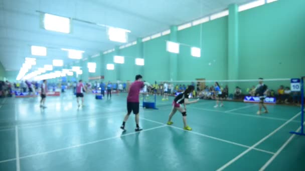 Vídeo Desfocado Pessoas Jogando Badminton Quadra — Vídeo de Stock
