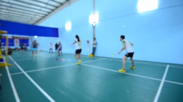 Badminton Kortu Oyuncularla Rekabet Içinde Kapalı — Stok video