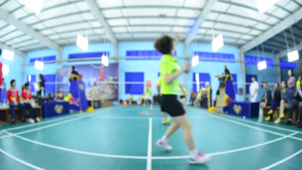 Badmintonbanen Met Spelers Concurreren Binnen — Stockvideo