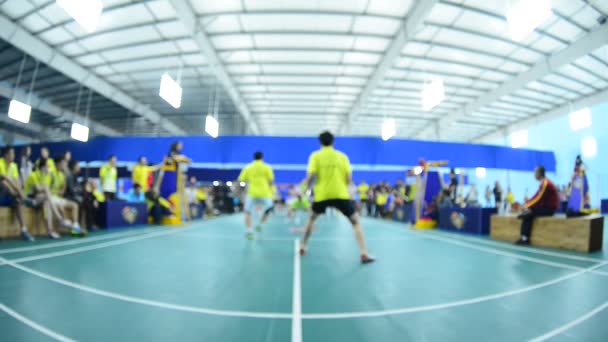 Badmintonbanen Met Spelers Concurreren Binnen — Stockvideo