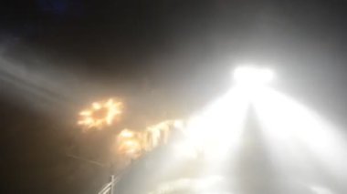 Lazer gösterisiyle mağaranın içinde kaya oluşumları