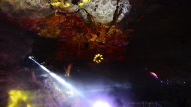 Lazer gösterisiyle mağaranın içinde kaya oluşumları