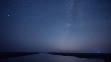 Yıldızlar ve Samanyolu ile gece gökyüzünün zamanı 