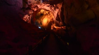 Lazer gösterisiyle mağaranın içinde kaya oluşumları