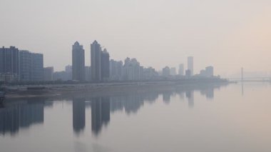 Şehir manzarası sisli bir günde güzel manzara 