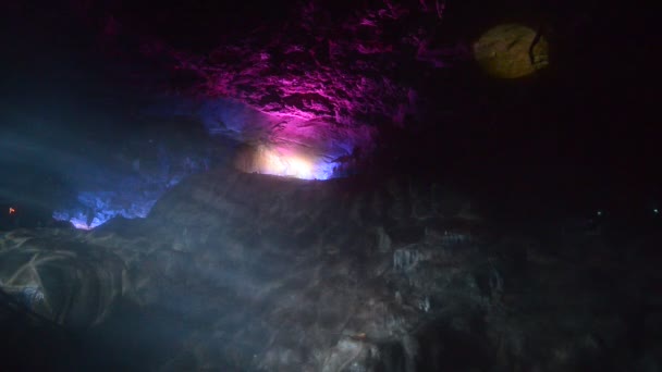 用激光显示洞穴内的岩层 — 图库视频影像
