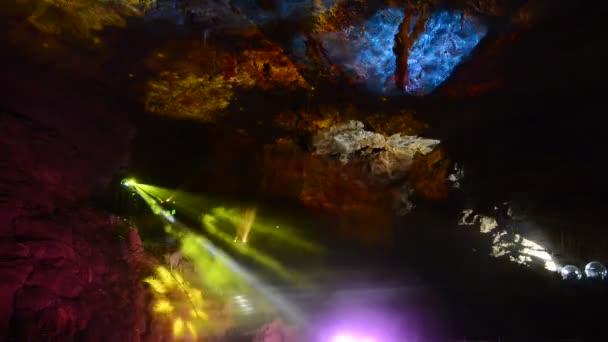 Formaciones Rocosas Dentro Una Cueva Con Espectáculo Láser — Vídeo de stock