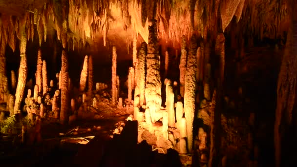 Formações Rochosas Dentro Uma Caverna Com Show Laser — Vídeo de Stock