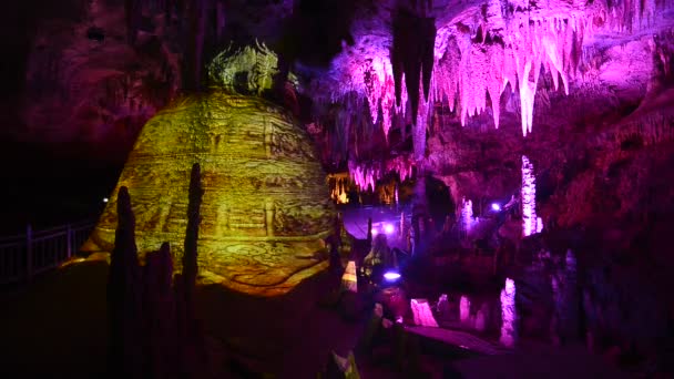 Stenformationer Inuti Grotta Med Lasershow — Stockvideo