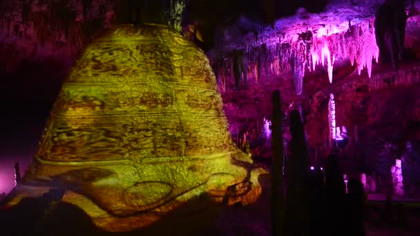 Formaciones Rocosas Dentro Una Cueva Con Espectáculo Láser — Vídeo de stock