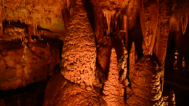 Скалы Внутри Пещеры Лазерным Шоу — стоковое видео