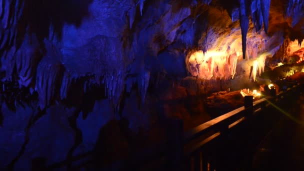 Formazioni Rocciose All Interno Una Grotta Con Laser Show — Video Stock