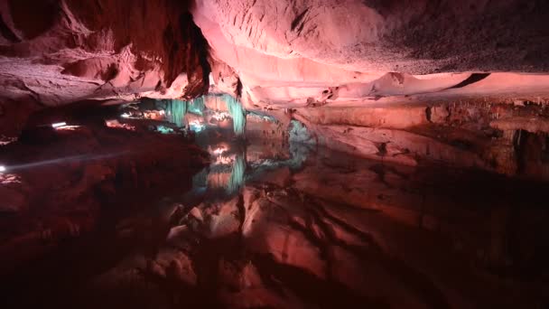 レーザーショーが付いている洞窟の中の岩の形成 — ストック動画