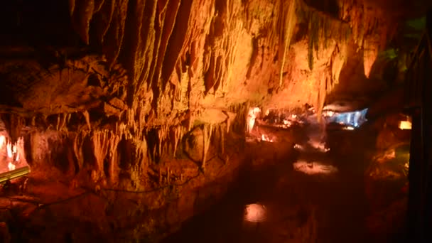 Formações Rochosas Dentro Uma Caverna Com Show Laser — Vídeo de Stock