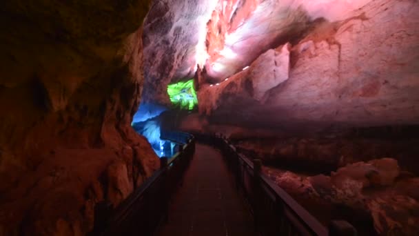 Скалы Внутри Пещеры Лазерным Шоу — стоковое видео
