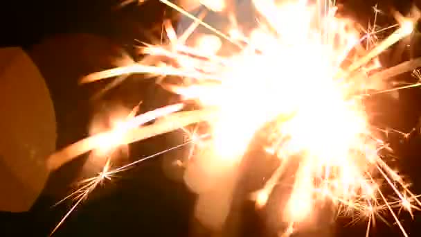 Feu Artifice Scintillant Brûlant Dans Macro Shot — Video