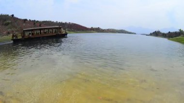 Çin 'deki dağ gölünün güzel manzarası.
