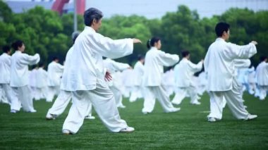 Sabahleyin toplu olarak Taijiquan antrenmanı.