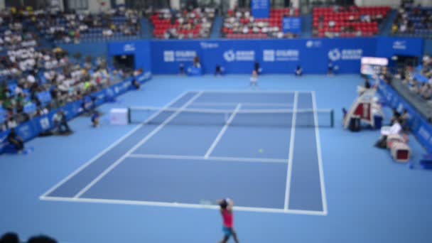 青いテニスコートでテニスをする女性たち — ストック動画