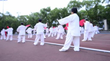 Sabahleyin toplu olarak Taijiquan antrenmanı.