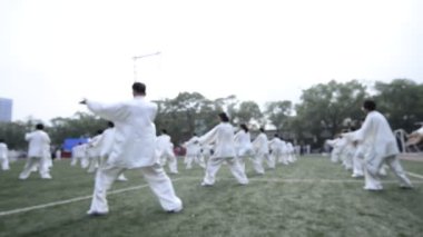 Sabahleyin toplu olarak Taijiquan antrenmanı.