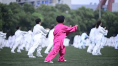 Sabahleyin toplu olarak Taijiquan antrenmanı.