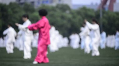 Sabahleyin toplu olarak Taijiquan antrenmanı.