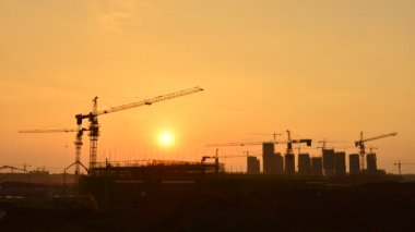 Akşam manzaralı bir inşaat alanı.