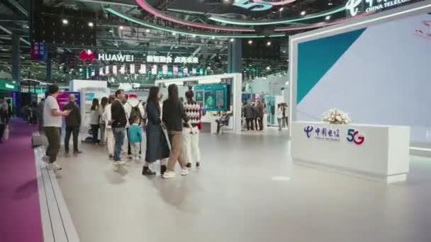 中国の北京のIct展覧会の移動式5G技術ブース — ストック動画