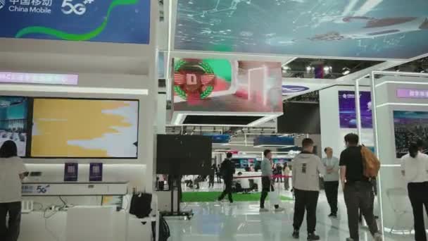 Pekin Deki Ict Sergisinde Çin Mobil Teknoloji Kabini — Stok video