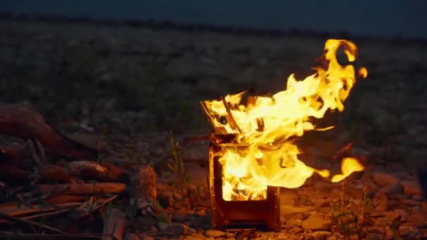 Καρέκλα Φλεγόμενη Φωτιά Στο Ορεινό Πάρκο — Αρχείο Βίντεο