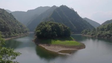 Dağlarda nehir olan güzel doğal manzara 