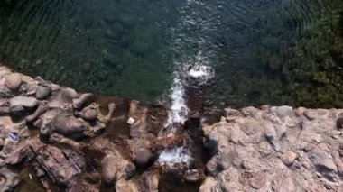 Güzel bir şelale havadan görünümü