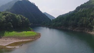 Dağlarda nehir olan güzel doğal manzara 