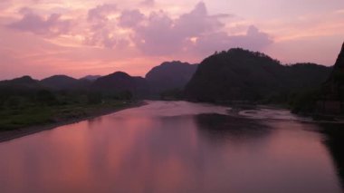 Nehrin güzel manzarası gün batımında dağlarda
