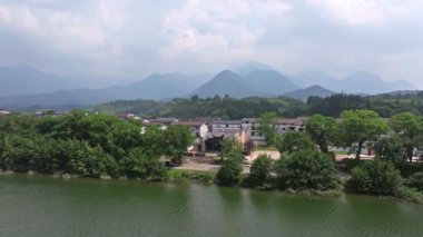 Dağların güzel manzarası, insansız hava aracı POV