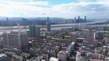 Nanchang, Jiangxi, Çin 'deki şehir manzarası ve ulaşımı için insansız hava aracı görüntüsü.