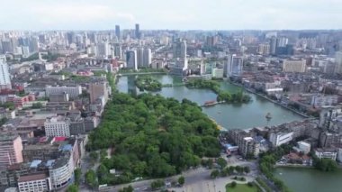 Nanchang, Jiangxi, Çin 'deki şehir manzarası ve ulaşımı için insansız hava aracı görüntüsü.