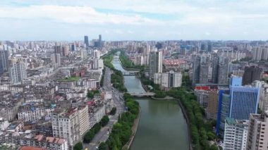 Nanchang, Jiangxi, Çin 'deki şehir manzarası ve ulaşımı için insansız hava aracı görüntüsü.