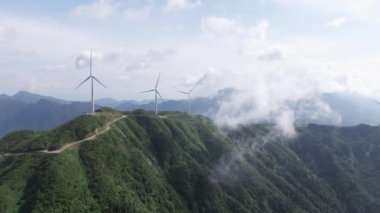 Jiangxi 'nin dağlardaki rüzgar türbinlerinin hava aracı görüntüsü.