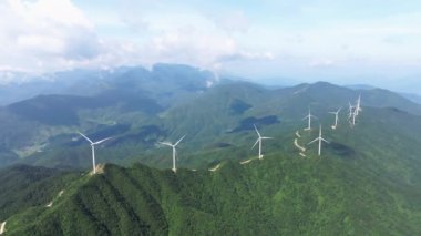 Jiangxi 'nin dağlardaki rüzgar türbinlerinin hava aracı görüntüsü.