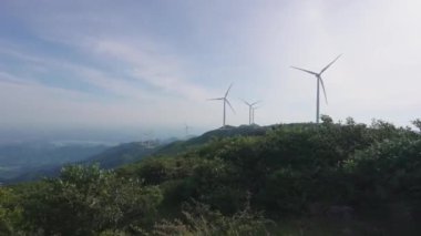 Dağlardaki rüzgar türbinlerinin hava aracı görüntüsü