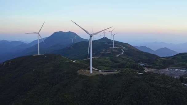 Windturbines Draaien Windenergie Station Bergen Bij Zonsopgang — Stockvideo